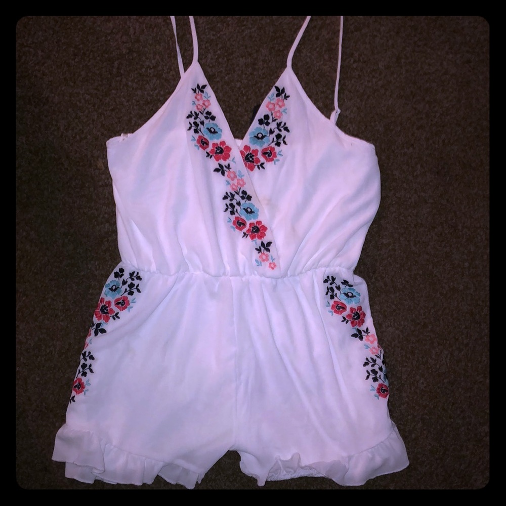 Brand new with tags!! White romper! Very cute ❤️